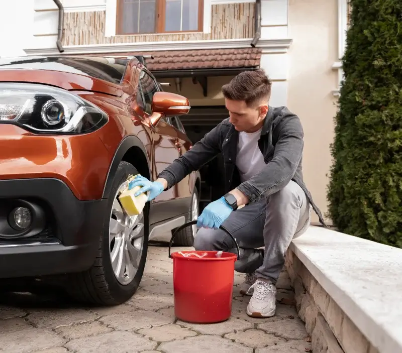 Lavage auto à domicile Talloires-Montmin : professionnel intervenant sur un véhicule